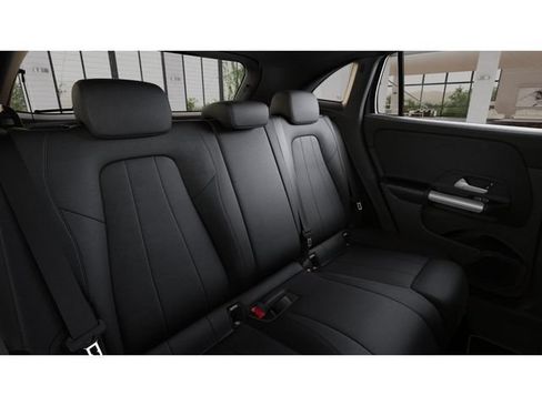 Used 2026 Mercedes-Benz GLA 250 4MATIC image 5