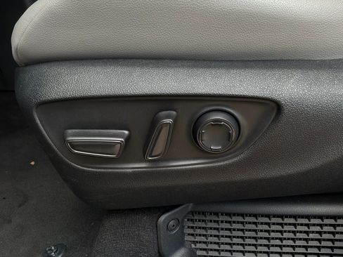 Used 2026 Toyota Sienna XLE FWD image 11