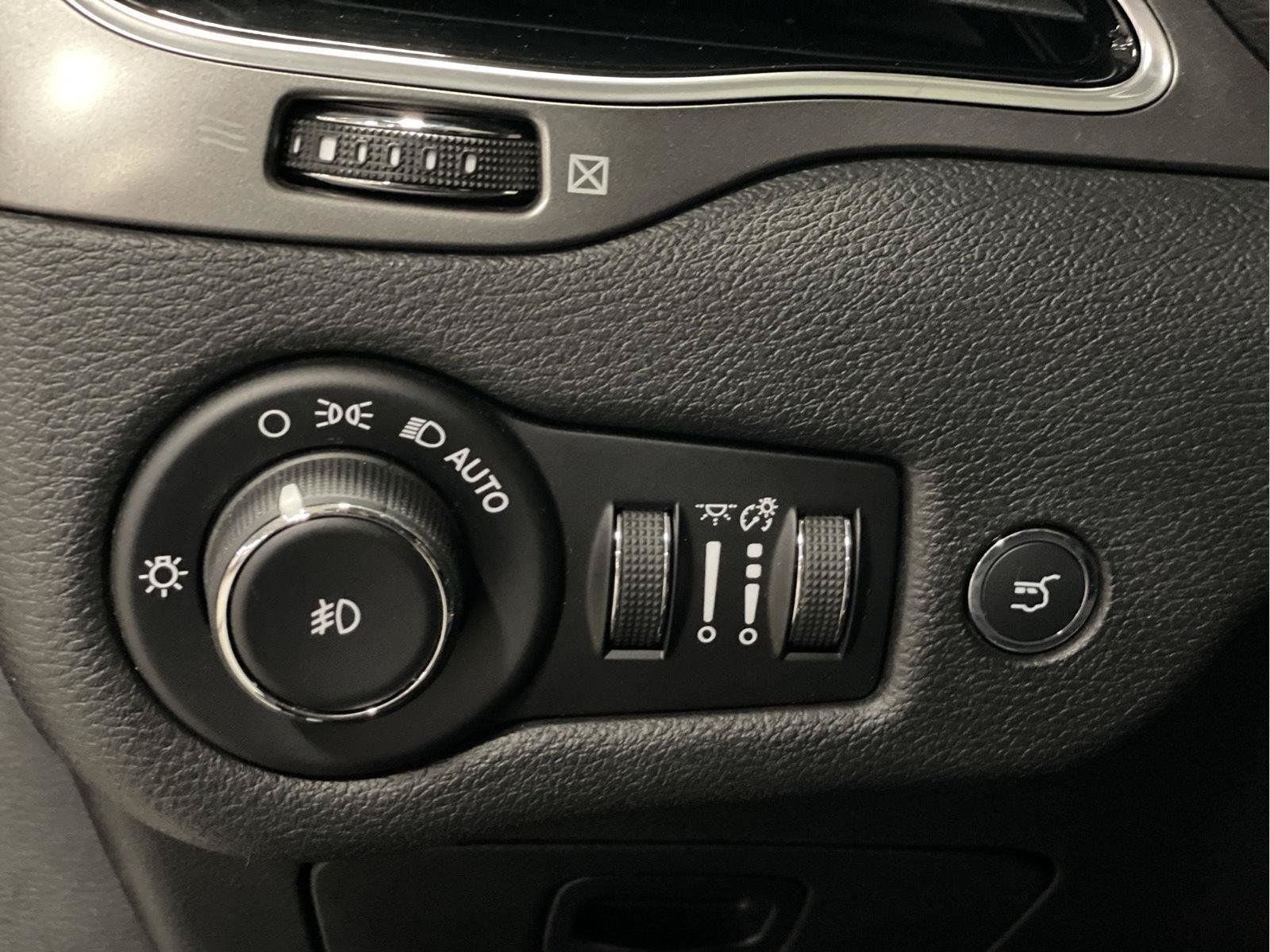 Used 2019 Jeep Cherokee Limited AWD/4WD image 22