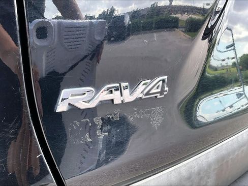 Used 2019 Toyota RAV4 LE w/ Carpet Mat Package FWD image 10