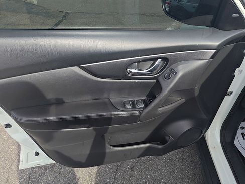 Used 2017 Nissan Rogue SV AWD/4WD image 12