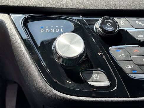 Used 2025 Chrysler Pacifica Select FWD image 16