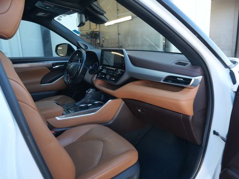 Used 2021 Toyota Highlander Platinum image 14