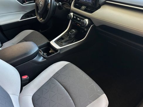 Used 2021 Toyota RAV4 XLE w/ Convenience Package FWD image 16