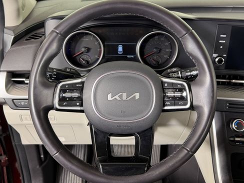 Used 2024 Kia Carnival LX image 11