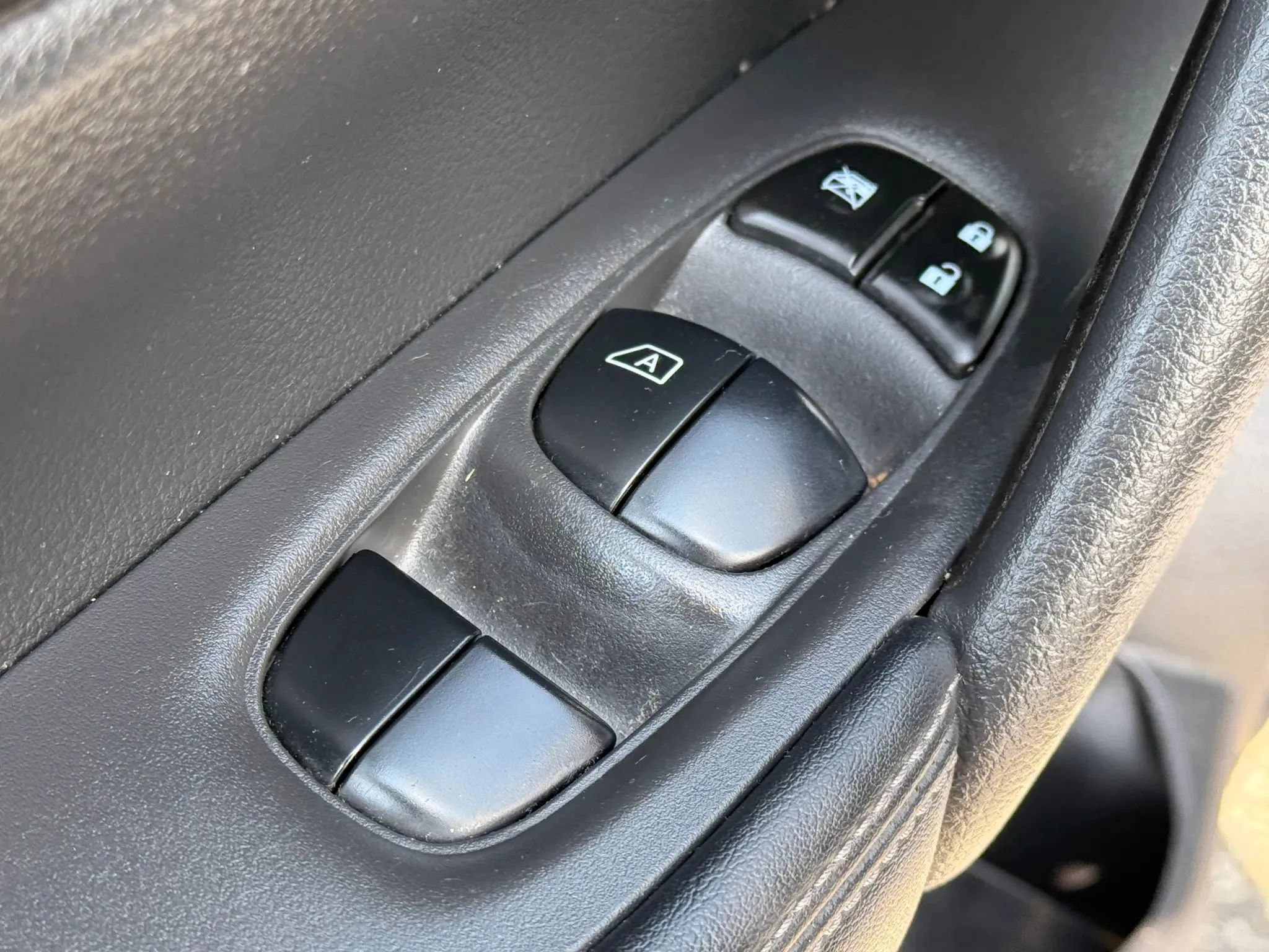 Used 2019 Nissan Rogue SV FWD image 23