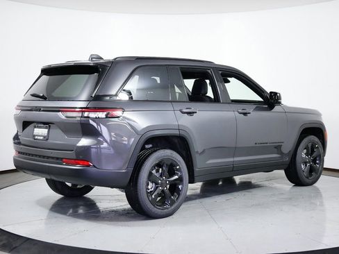 Used 2024 Jeep Grand Cherokee Altitude image 11