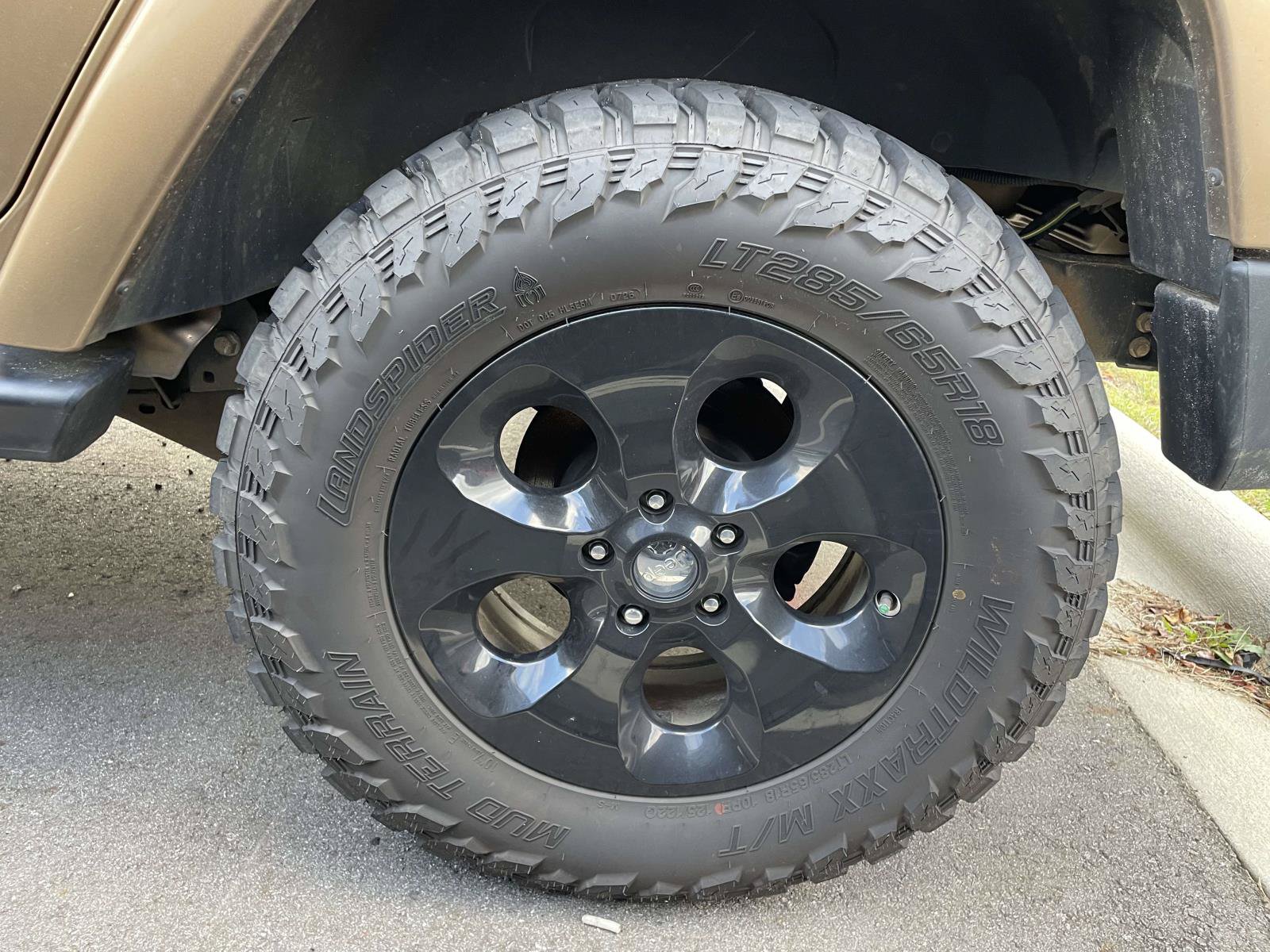 Used 2015 Jeep Wrangler Unlimited Sahara w/ Connectivity Group AWD/4WD image 5