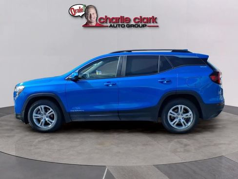 Used 2024 GMC Terrain SLE w/ Driver Convenience Package FWD image 2
