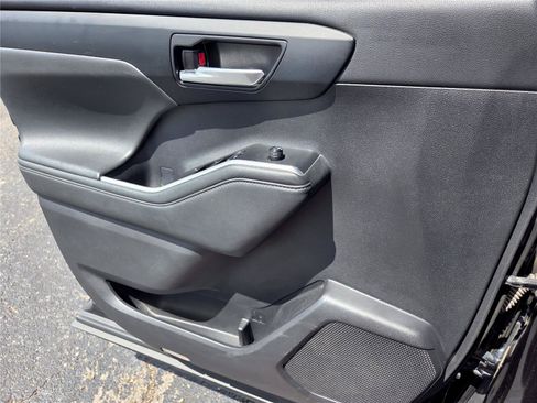 Used 2021 Toyota Highlander XLE FWD image 19
