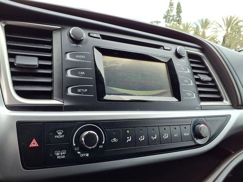 Used 2019 Toyota Highlander LE w/ Carpet Mat Package (TMS) image 19