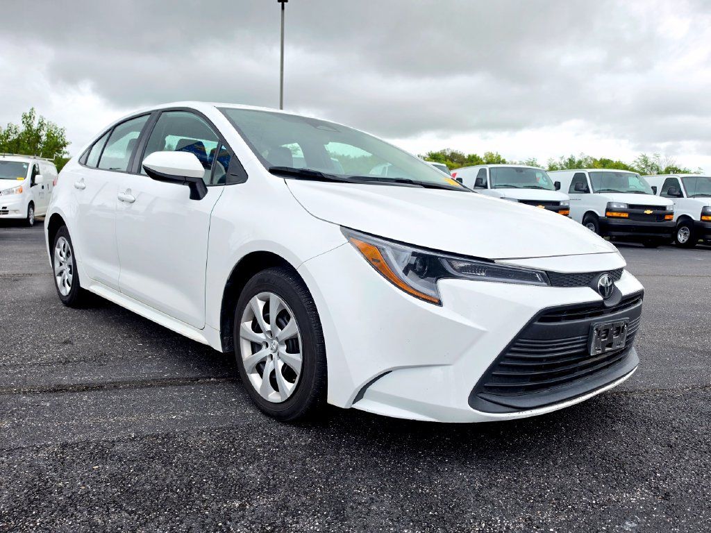 Used 2025 Toyota Corolla LE FWD image 9