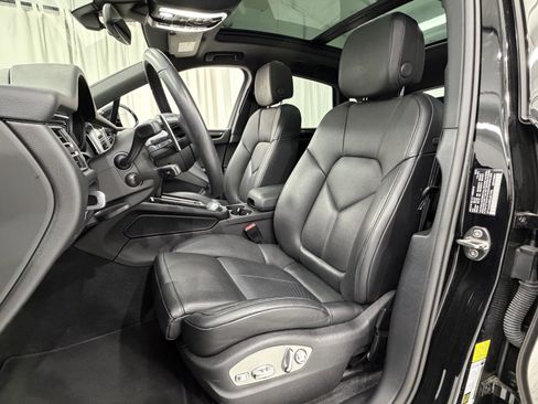 Certified 2025 Porsche Macan image 32