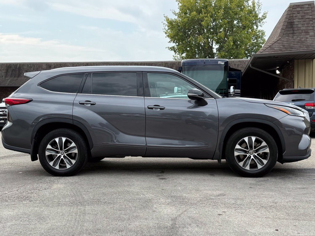 Used 2021 Toyota Highlander XLE AWD/4WD image 6