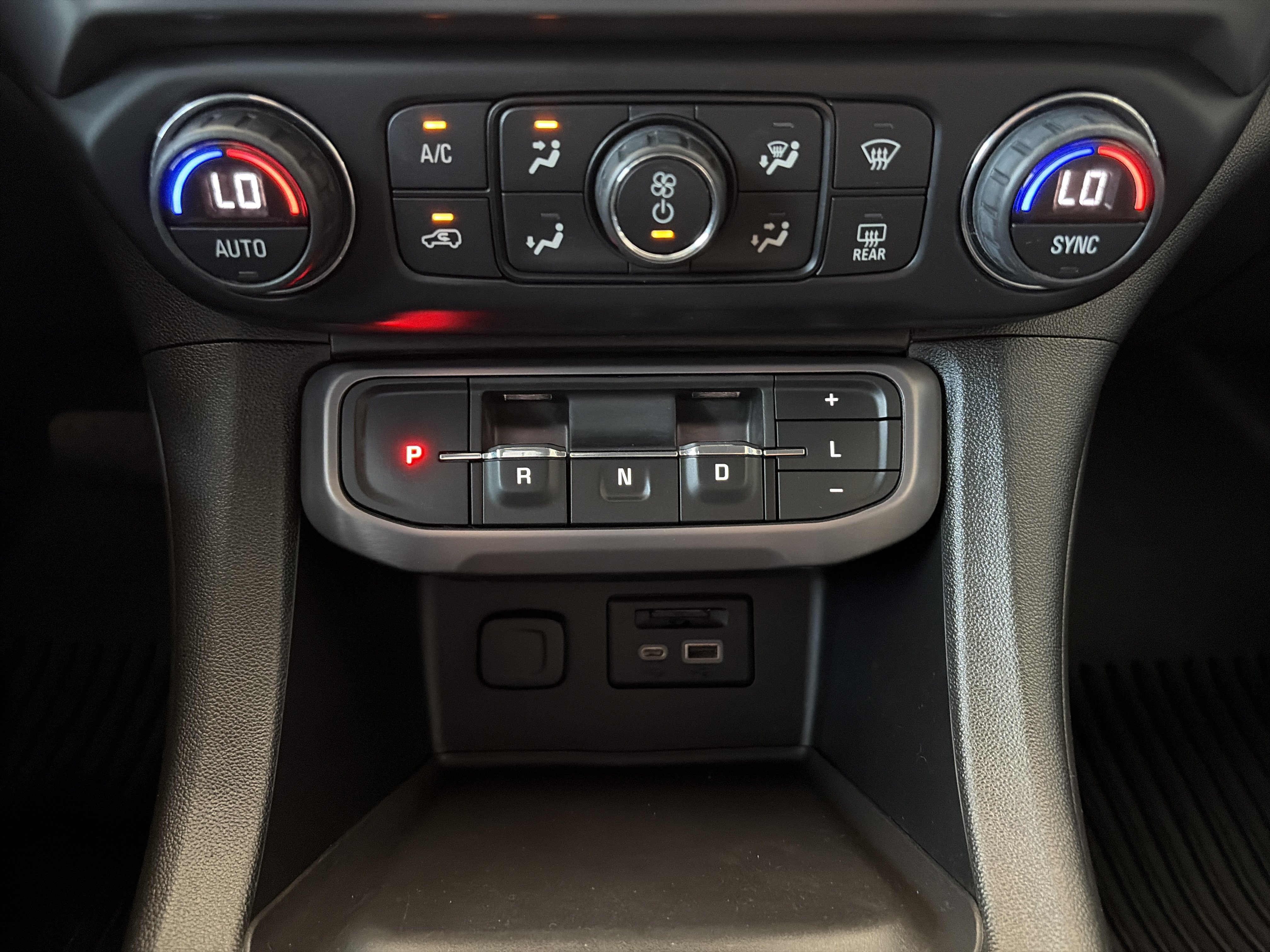 Used 2020 GMC Acadia AT4 w/ Driver Alert Package II AWD/4WD image 25