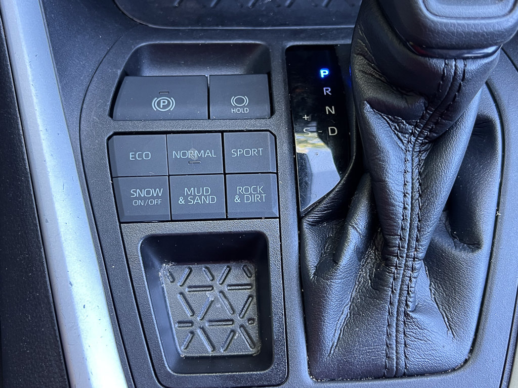 Used 2022 Toyota RAV4 LE AWD/4WD image 21
