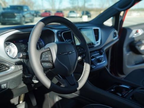 New 2026 Chrysler Pacifica Limited w/ Uconnect Theater Family Group image 28