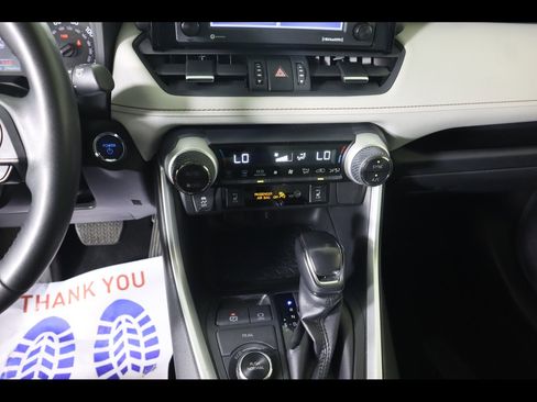 Used 2022 Toyota RAV4 XLE Premium image 27