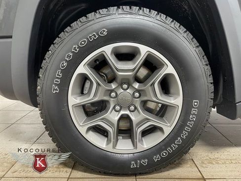 Used 2022 Jeep Cherokee Trailhawk image 8