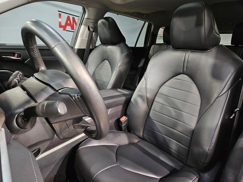 Used 2023 Toyota Highlander XLE image 24