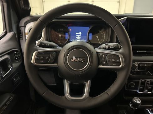 Used 2025 Jeep Wrangler Unlimited Sahara w/ Safety Group image 17