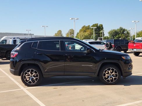 Used 2025 Jeep Compass Limited AWD/4WD image 4