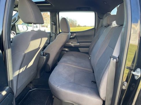 Used 2017 Toyota Tacoma TRD Sport image 10