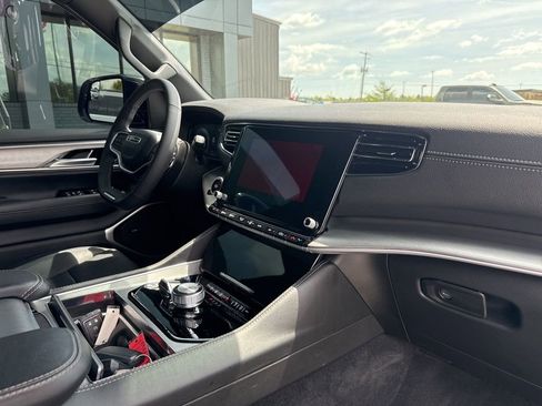 Used 2025 Jeep Wagoneer Series II image 21