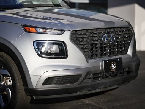 Used 2025 Hyundai Venue SEL FWD image 2
