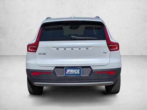 Used 2022 Volvo XC40 T4 Momentum FWD image 6
