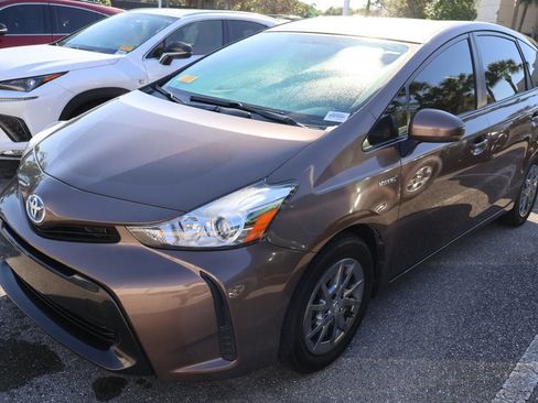 Used 2017 Toyota Prius V Two image 2