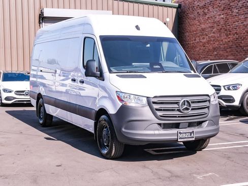 Used 2025 Mercedes-Benz Sprinter 2500 image 2