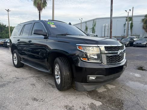 Used 2018 Chevrolet Tahoe LT w/ Luxury Package RWD image 3