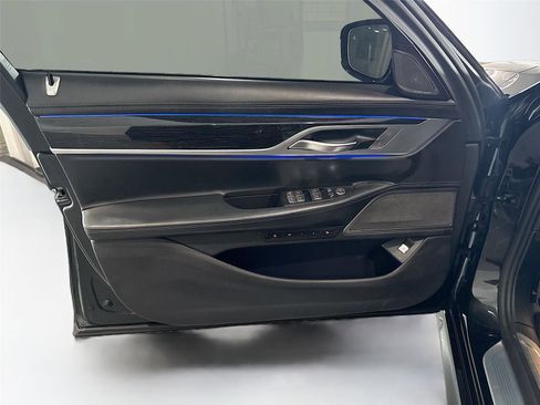 Used 2022 BMW 740i w/ M Sport Package RWD image 14