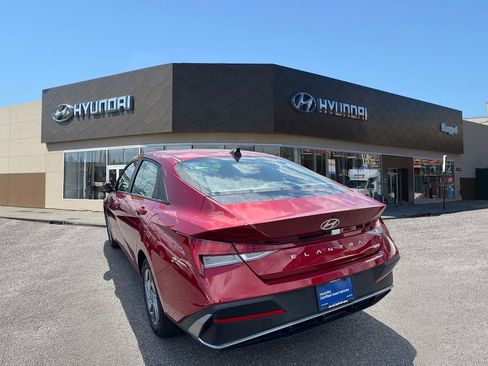 Certified 2025 Hyundai Elantra Hybrid FWD image 5