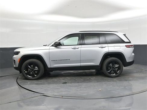 New 2025 Jeep Grand Cherokee Altitude image 7