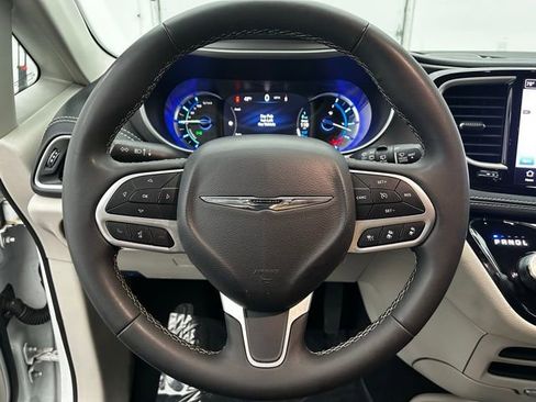 Used 2023 Chrysler Pacifica Touring-L image 21