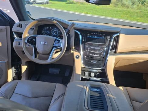 Used 2018 Cadillac Escalade Platinum AWD/4WD image 7