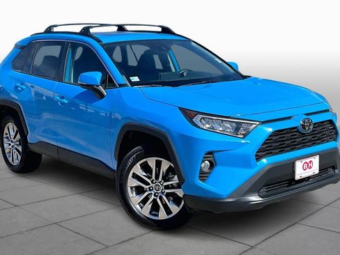 Used 2021 Toyota RAV4 XLE Premium image 3