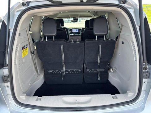 Used 2023 Chrysler Pacifica Touring-L FWD image 7