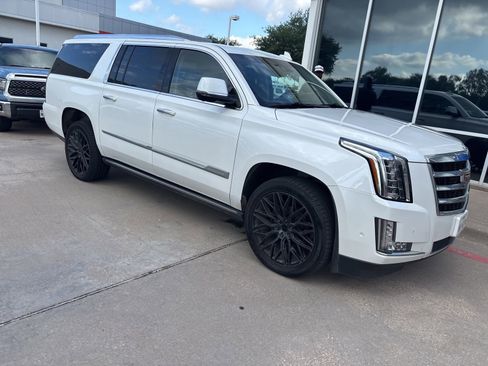 Used 2018 Cadillac Escalade ESV Premium Luxury AWD/4WD image 3