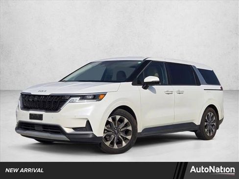 Used 2024 Kia Carnival EX image 1