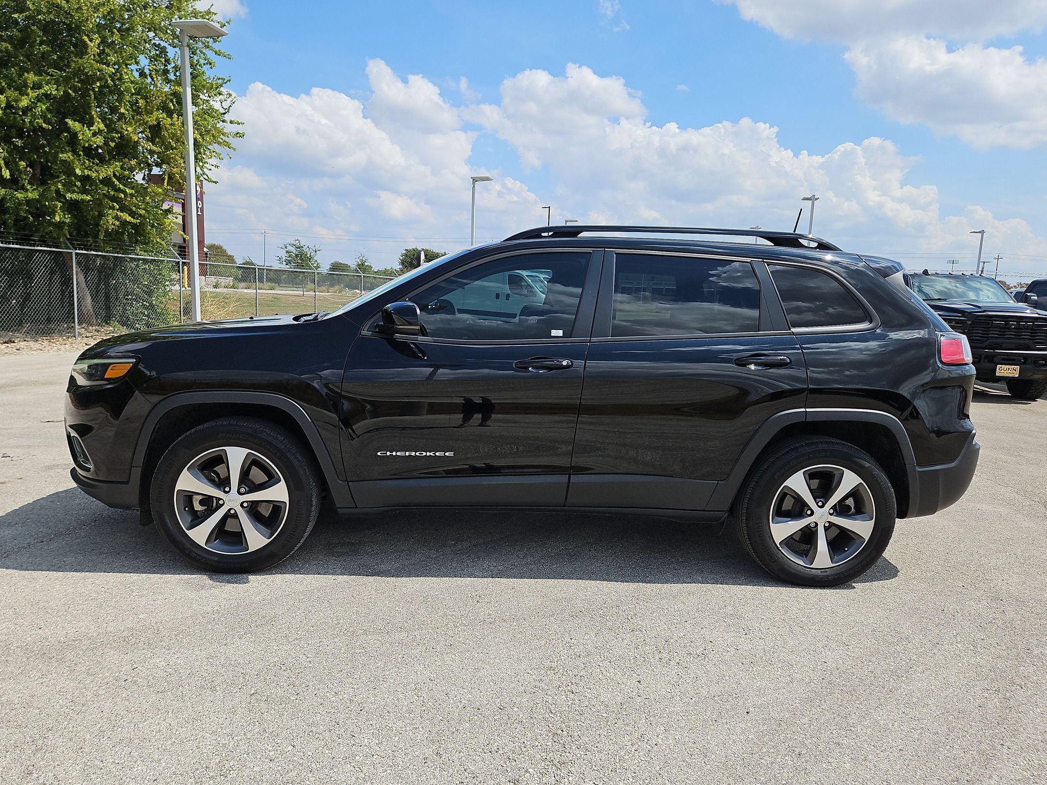 Used 2022 Jeep Cherokee Limited AWD/4WD image 6