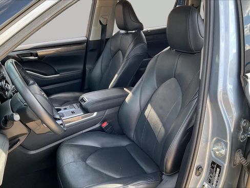 Used 2021 Toyota Highlander Limited FWD image 9