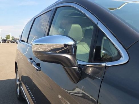Used 2018 Chrysler Pacifica Limited w/ Advanced Safetytec Group FWD image 5