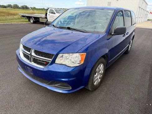 Used 2018 Dodge Grand Caravan SE FWD image 4