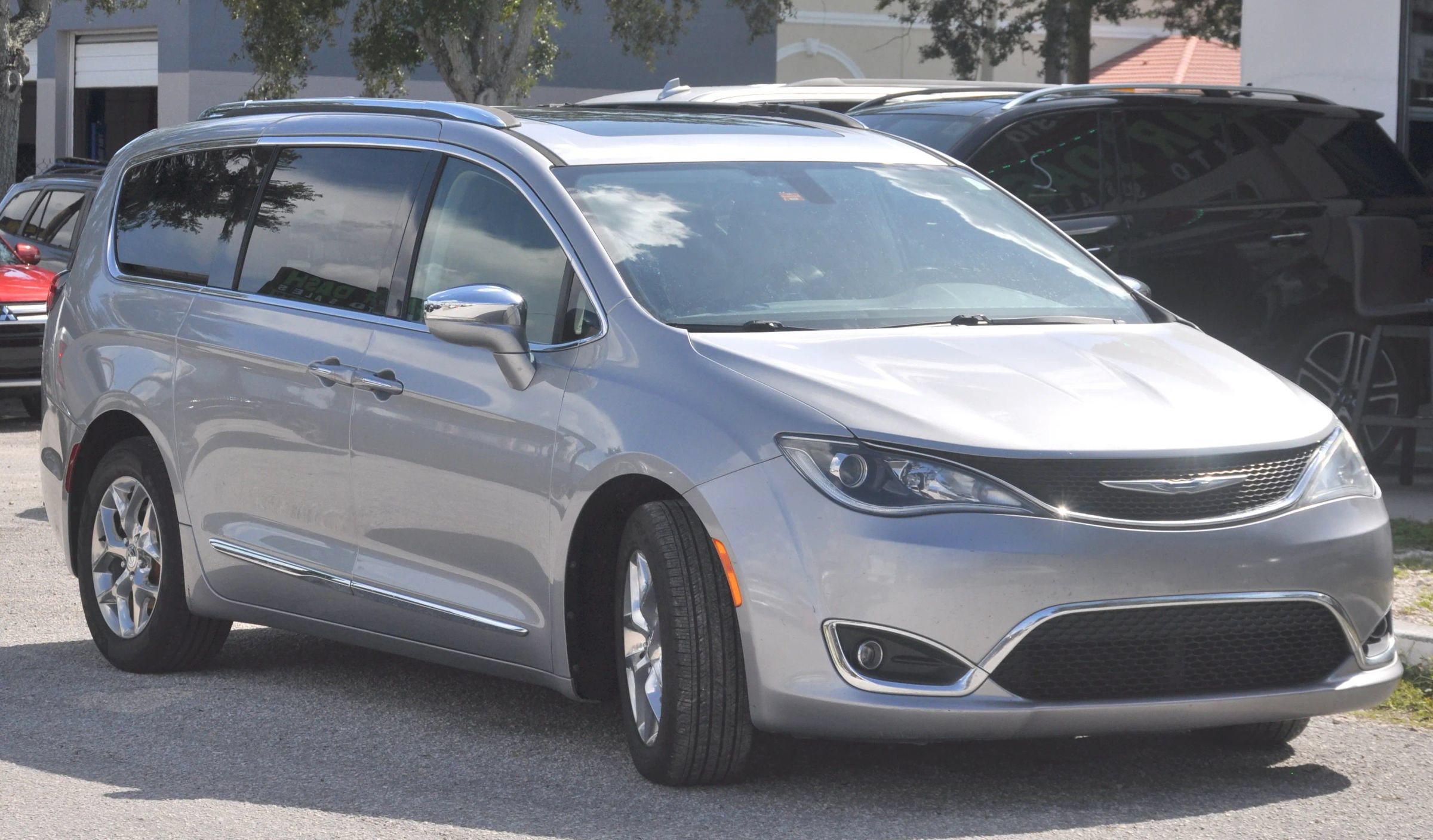 Used 2018 Chrysler Pacifica Limited FWD image 11