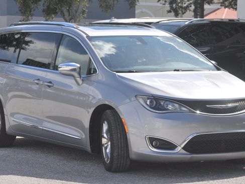 Used 2018 Chrysler Pacifica Limited FWD image 11