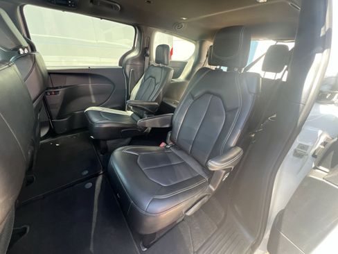Used 2025 Chrysler Pacifica Select FWD image 32