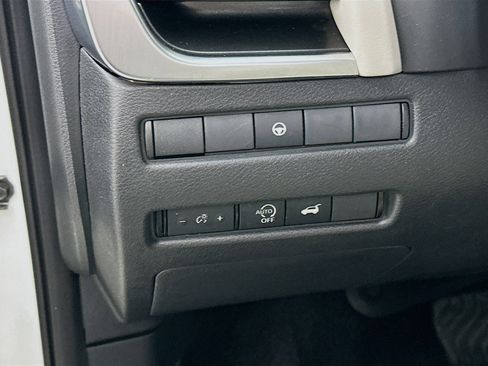 Used 2023 Nissan Rogue SV w/ SV Premium B Package FWD image 17